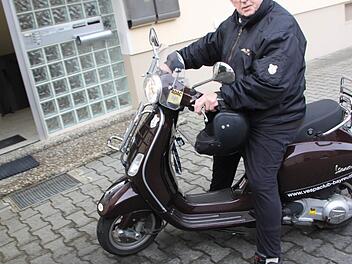 Hans Pfadenhauer mit seiner Vespa, mit der er regelmäßig Ausflüge unternimmt. Foto: Matthias Einwag