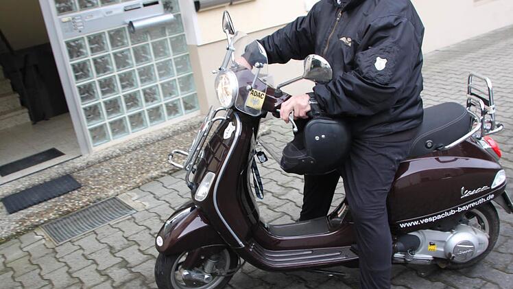 Hans Pfadenhauer mit seiner Vespa, mit der er regelmäßig Ausflüge unternimmt. Foto: Matthias Einwag