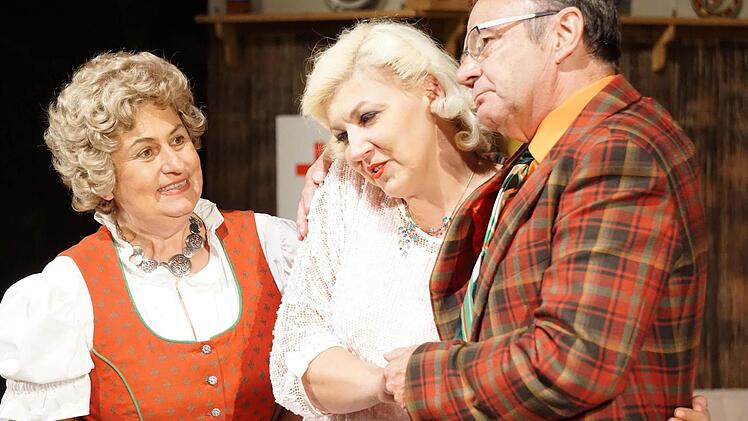 Die Widerspenstige ist gezähmt: Spengler Herbert Bauer (Siegfried Küspert) hat es geschafft, seine Ex-Verlobte Gretl (Diana Laaber-Canola) wieder für sich zu gewinnen.