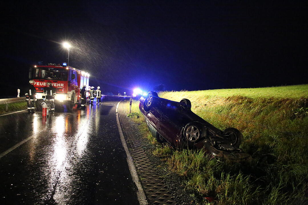 Unfall im Landkreis Hof - Auto landet auf dem Dach