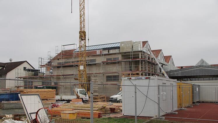 Der neue Anbau über zwei Seiten der Sporthalle hat auch ein eigenes Treppenhaus bekommen.