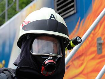 Ein Feuerwehrmann übt am Brandcontainer der Feuerwehr in Reith. Für  Foto: Gerd Schaar/Archiv