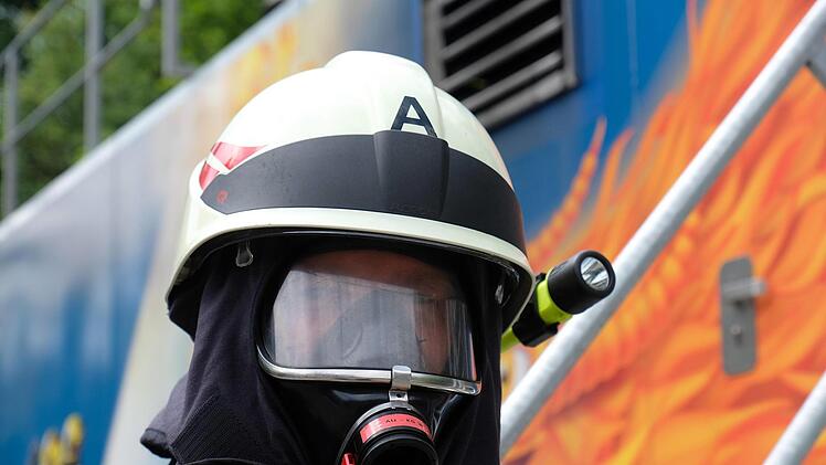 Ein Feuerwehrmann übt am Brandcontainer der Feuerwehr in Reith. Für  Foto: Gerd Schaar/Archiv
