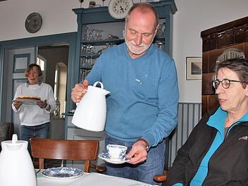 Halt still im "Hoolstill": In Elke Hansens  friesischem Cafe in Reußenköge sind Entspannung und Genuss angesagt.  Hier kommt die Chefin mit frisch gebackenem Kuchen zur Tür herein, während Jürgen Reck von der Nationalparkverwaltung seinem Gast Elke Sturmhöbel schon mal Kaffee eingießt.