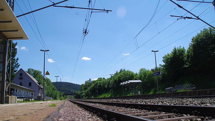 Der recht tief liegende Bahnsteig in Ludwigsstadt. Foto: Marco Meißner