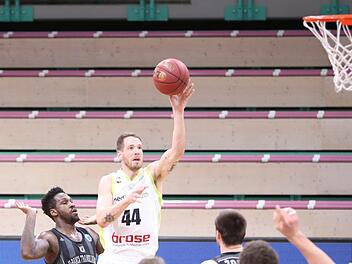 Nate Linhart (am Ball) zieht zum Korb und markiert zwei seiner insgesamt 15 Punkte. Gegen Cluj zogen die Bayreuther vor leeren Rängen ins Europapokal-Halbfinale ein.  Foto: Marcus Förster/Medi Bayreuth