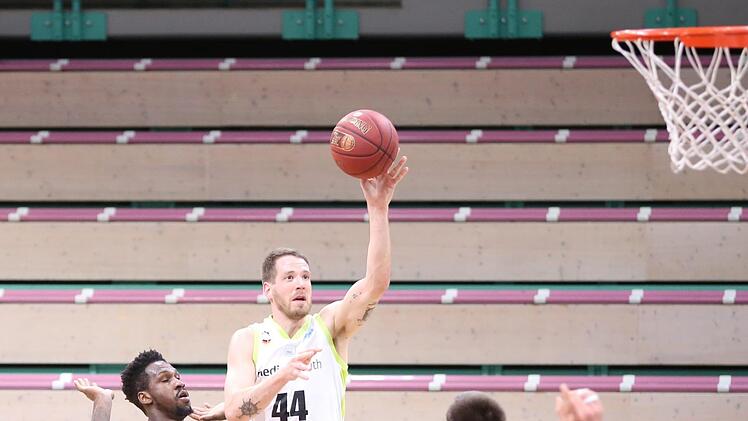 Nate Linhart (am Ball) zieht zum Korb und markiert zwei seiner insgesamt 15 Punkte. Gegen Cluj zogen die Bayreuther vor leeren Rängen ins Europapokal-Halbfinale ein.  Foto: Marcus Förster/Medi Bayreuth