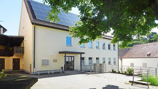 Für eine neue Ausstattung des Pfarrsaals mit Mobiliar gewährt die Gemeinde Schönbrunn einen Zuschuss. Foto: Georg Hütgens