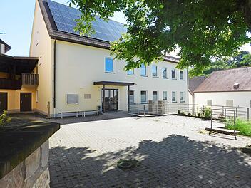 Für eine neue Ausstattung des Pfarrsaals mit Mobiliar gewährt die Gemeinde Schönbrunn einen Zuschuss. Foto: Georg Hütgens