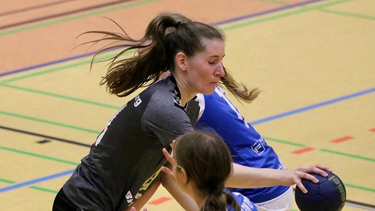 Zielstrebig: Annika Keller vom TV/DJK Hammelburg setzt sich in dieser Szene gegen zwei Spielerinnen des MHV Schweinfurt durch. Foto: bit