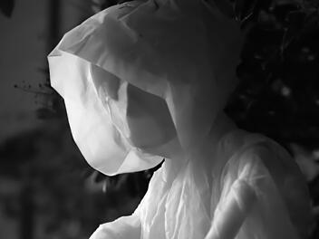 Jugendliche verkleidet sich als "wei&szlig;e Frau"