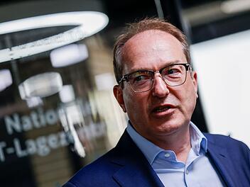 Bundesinnenminister Dobrindt besucht das IT-Lagezentrum des BSI