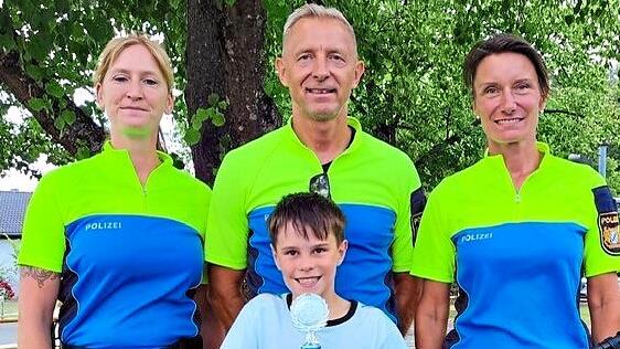 Sieger Samuel Stark freute sich riesig &uuml;ber das neue Fahrrad. Natascha Pohl, Ralf Maisel und Catherine Heinrich von der Polizei gratulierten.Sonny Adam