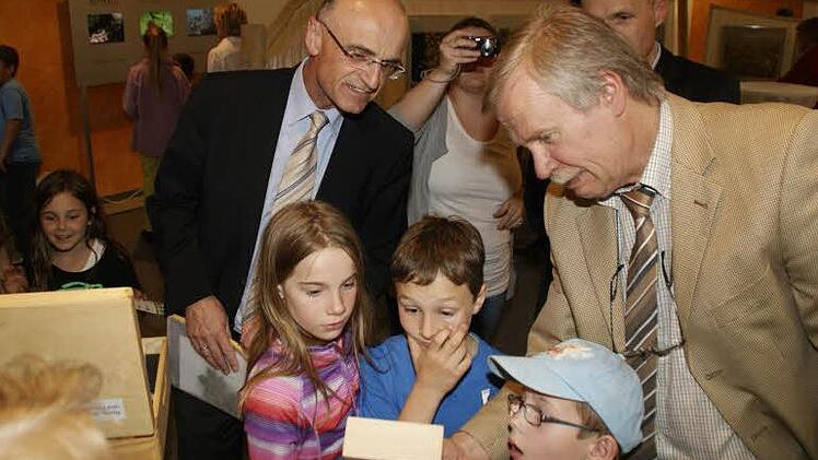 Zur Ausstellung "Natur im Fokus" gehört auch der "Wald im Koffer" für das pädagogische Begleitprogramm. Der Koffer stieß bei der Eröffnung auf großes Interesse - und er bleibt im UBIZ, auch wenn die Ausstellung weiterzieht. Fotos: Sabine Weinbeer