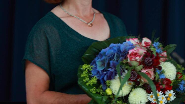 Beatrice Klink, die Frau des verstorbenen Lehrers Friedemann Klink, erhielt einen Blumenstrauß.