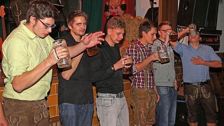 Der größte Härtetest bestand darin, eine Maß Bier in kürzester Zeit leer zu trinken. Gesamtsieger beim Gaudiwettbewerb wurden Erich Hansen (1.v.l.) punktgleich mit Axel Rühr (4.v.l.).