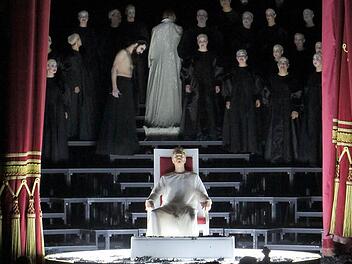 Schlussbild mit Toby Spence als Titus im Vordergrund - Alle Szenenfotos: Wilfried Hösl