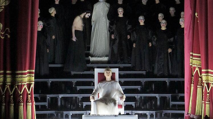 Schlussbild mit Toby Spence als Titus im Vordergrund - Alle Szenenfotos: Wilfried Hösl