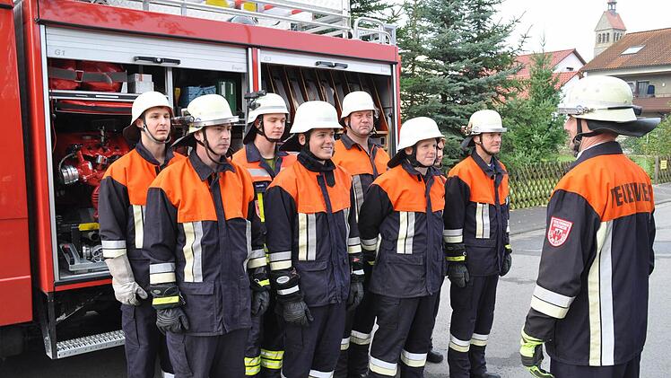 Damit die Löschgruppe beim Löschangriff effektiv arbeitet, muss sie eingewiesen werden. Die einzelnen Aufgaben sind zu verteilen, wie hier bei der Truppe von Kommandant Bernd Ort.