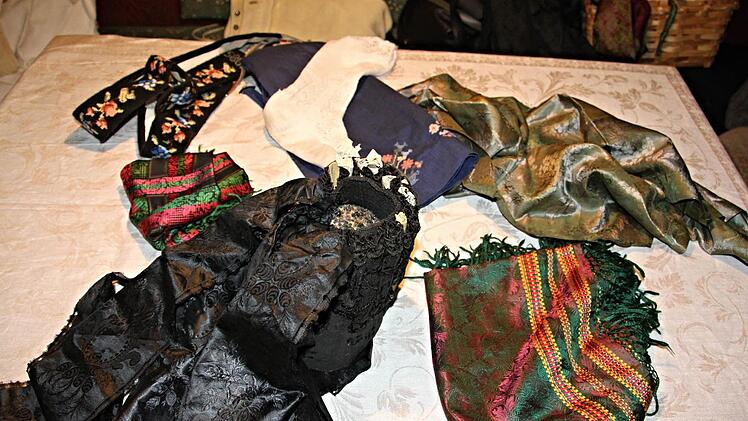 Eine Auswahl von Kopfbedeckung, Schals und Strümpfen, haben Herta Gunsenheimer, Helga Baetz und Elvira Kunzmann ausgebreitet. Foto: Helmut Will