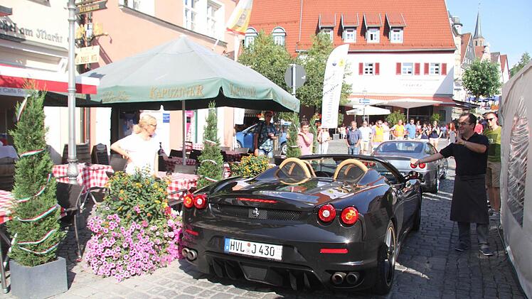 Das Anhalterzeichen funktioniert auch bei einem schwarzen Ferrari nicht. Foto: Sonja Adam