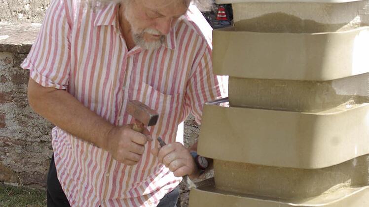 Der Elfershausener Bildhauer Peter Lorenz Emmert bei der Arbeit an einem Kaskadenbrunnen  Foto: Winfried Ehling
