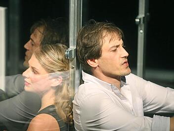 Katja (Sarah Zaharanski) und Pierre (Nils Liebscher) erkennen sich im anderen. Foto: Henning Rosenbusch.