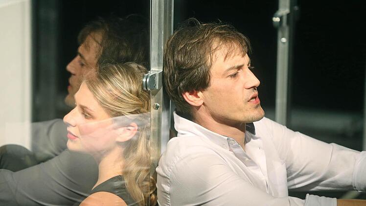 Katja (Sarah Zaharanski) und Pierre (Nils Liebscher) erkennen sich im anderen. Foto: Henning Rosenbusch.