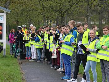 Mit Zettel und Stift in der Hand warten die Schülerlotsen auf die Testfahrzeuge, um deren Geschwindigkeit zu schätzen. Fotos: Ralf Ruppert