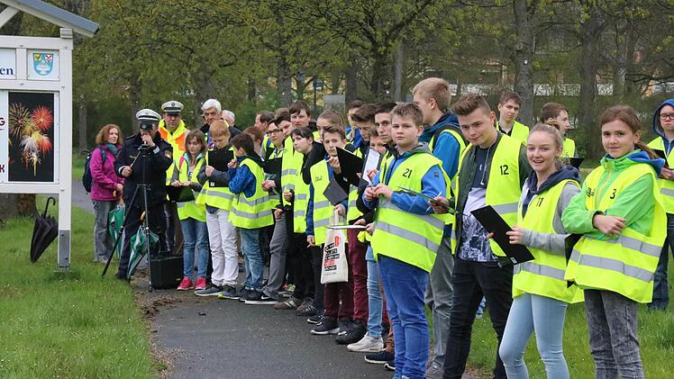 Mit Zettel und Stift in der Hand warten die Schülerlotsen auf die Testfahrzeuge, um deren Geschwindigkeit zu schätzen. Fotos: Ralf Ruppert
