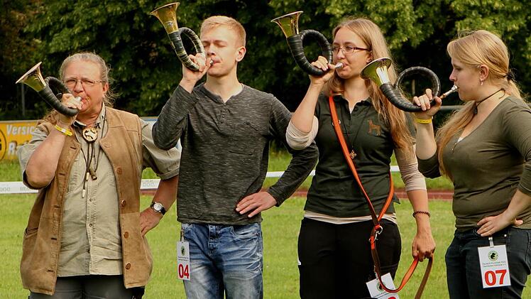 Die Zuchtschau wurde von Jagdhornbläsern mit dem "Hunderuf" begleitet.