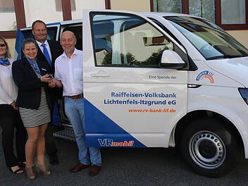 Bei der Übergabe des VW-Busses waren dabei (von links) Eileen Ahles, Privatkundenberaterin Katrin Kirsten, Vorstandsmitglied Hans-Joachim Autsch und Pfarrer Heinrich Arnold  Foto: Michael Stelzner