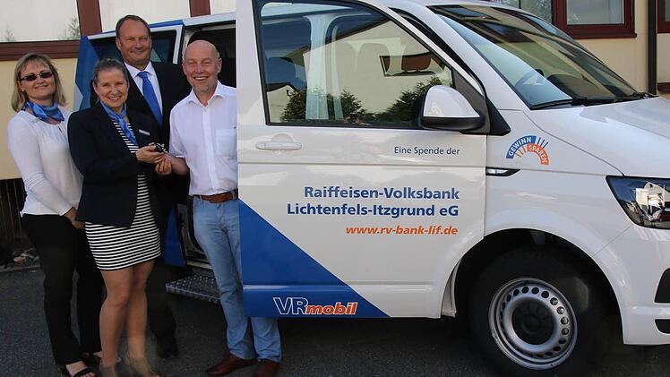 Bei der Übergabe des VW-Busses waren dabei (von links) Eileen Ahles, Privatkundenberaterin Katrin Kirsten, Vorstandsmitglied Hans-Joachim Autsch und Pfarrer Heinrich Arnold  Foto: Michael Stelzner