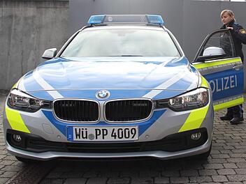 Polizistin Jennifer Simon mit dem neuen Polizeiauto, sie trägt auch seit einiger Zeit die neue blaue Uniform. Mit weiteren ausgewählten unterfränkischen Kollegen testet sie die Dienstkleidung im täglichen Einsatz.  Fotos: Andreas Lösch