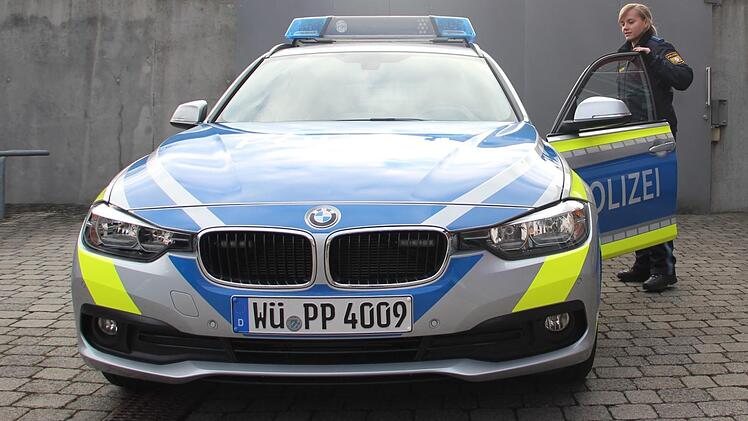 Polizistin Jennifer Simon mit dem neuen Polizeiauto, sie trägt auch seit einiger Zeit die neue blaue Uniform. Mit weiteren ausgewählten unterfränkischen Kollegen testet sie die Dienstkleidung im täglichen Einsatz.  Fotos: Andreas Lösch