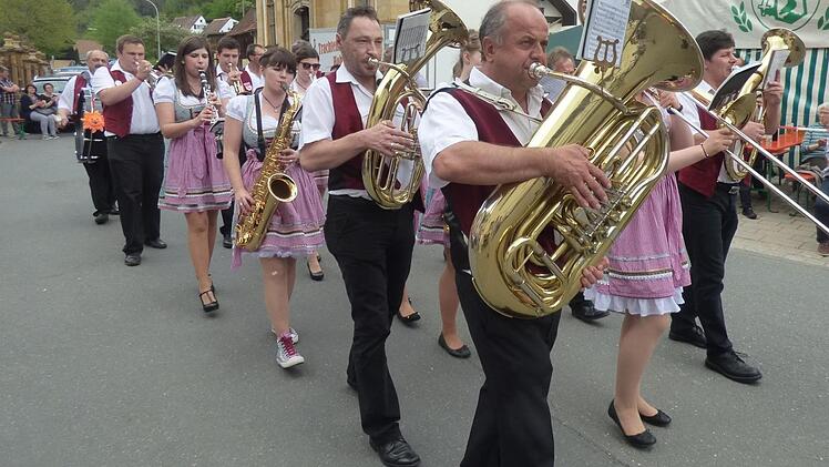 Die Oberailsfelder Blaskapelle feierte ihren 70. Geburtstag vor mehr als 1000 Blasmusikfreunden.  Foto: Thomas Weichert