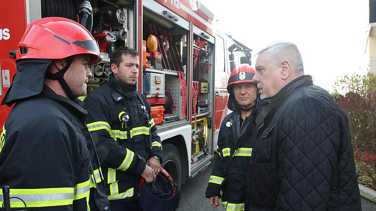 Brand am Ölberg in Coburg - Oberbürgermeister Norbert Tessmer bespricht sich mit den Einsatzkräften der Feuerwehr.  Foto: Michael Stelzner