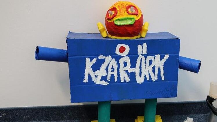 Moritz aus Hildesheim in Norddeutschland hat "KZAR-ÖRK*1" entwickelt, den "Kinderzimmeraufräum-Örk".  Außerirdisch tolle  Farben hat er! Foto: Barbara Herbst