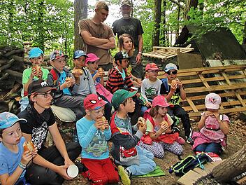 Die Kinder der evangelischen Kindertagesstätte, die in die Grundschule wechseln, waren von den Jägern zu einem Waldspaziergang eingeladen worden. Am Schluss gab es bei der Jagdhütte von Bernd Newiger noch Grillwürstchen. Im Hintergrund Moritz und Erich Schneider, die die Kinder zweieinhalb Stunden durch den Wald führten und ihnen viel zeigten.  Foto: Dieter Britz