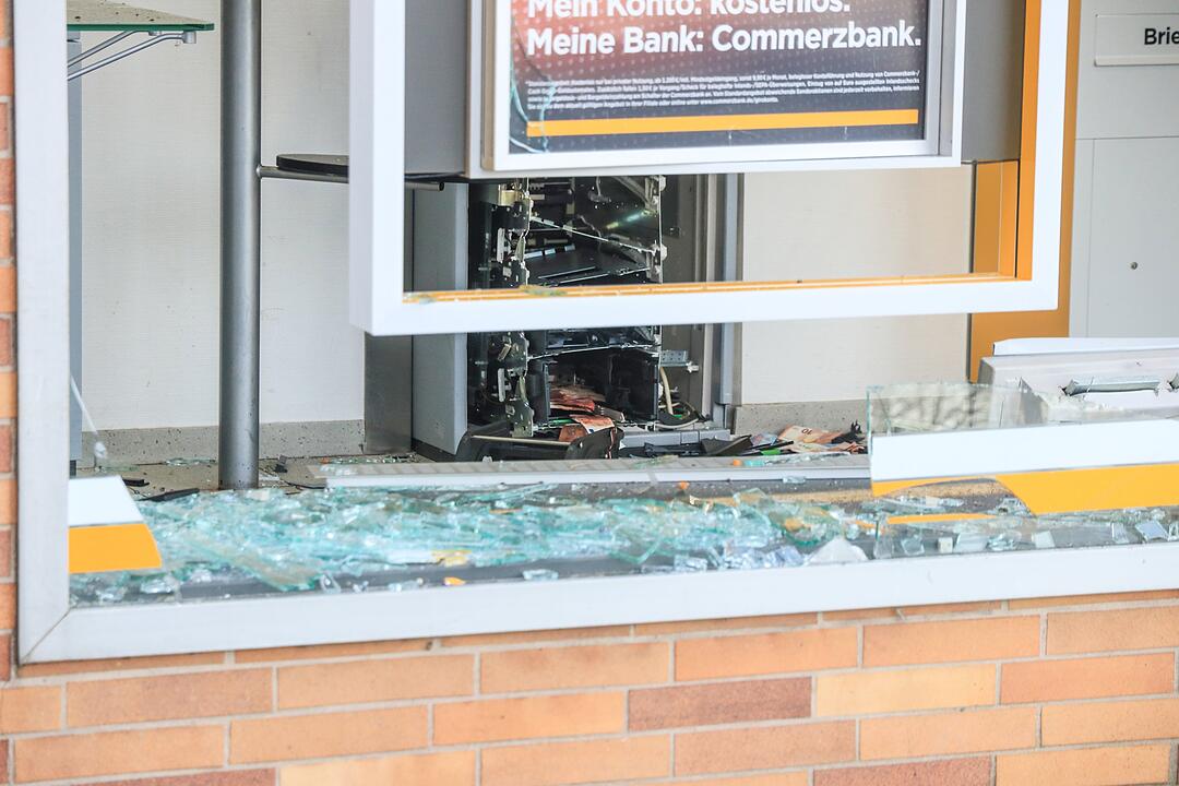 Geldautomat gesprengt: Großfahndung nach geflüchteten Tätern