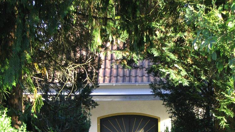Wandelgang zwischen der Aussegnungshalle und der Stele für halbanonyme Bestattungen auf dem Friedhof Scherneck. Foto: Norbert Karbach