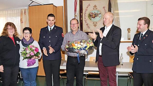 Marianne Zimmermann (l.), Michael Ort (3. v. l.), Gerald Brehm (2. v. r.) und Benjamin Obexer (r.) dankten J&uuml;rgen V&ouml;llner und dessen Frau Brigitte. Foto: Johanna Blum