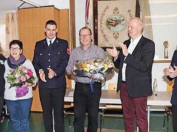 Marianne Zimmermann (l.), Michael Ort (3. v. l.), Gerald Brehm (2. v. r.) und Benjamin Obexer (r.) dankten Jürgen Völlner und dessen Frau Brigitte. Foto: Johanna Blum