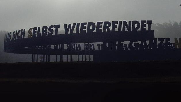 Der Kersbacher Kreisverkehr im Morgennebel. Das Zitat auf dem Kreisel: "Die ganze Natur ist dem Menschen, wenn er poetisch gestimmt ist, nur ein Spiegel, worin er nichts als sich selbst wiederfindet".  Foto: Thomas Baum-N&auml;gel/privat