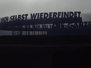 Der Kersbacher Kreisverkehr im Morgennebel. Das Zitat auf dem Kreisel: "Die ganze Natur ist dem Menschen, wenn er poetisch gestimmt ist, nur ein Spiegel, worin er nichts als sich selbst wiederfindet".  Foto: Thomas Baum-Nägel/privat