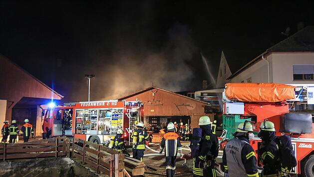 Feuer in Sägewerk: Flammen griffen auf angrenzendes Wohnhaus über