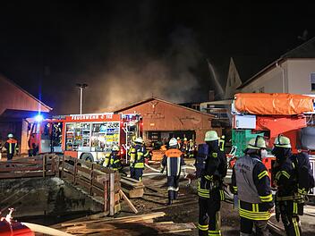 Feuer in Sägewerk: Flammen griffen auf angrenzendes Wohnhaus über