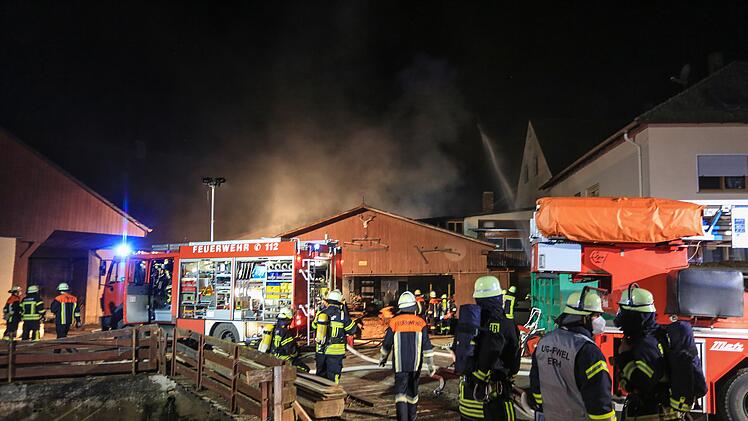 Feuer in Sägewerk: Flammen griffen auf angrenzendes Wohnhaus über