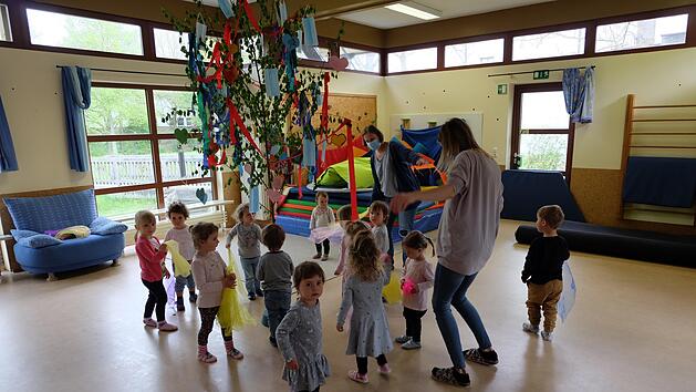 Die J&uuml;ngsten aus dem Kinderhaus "Unterm Regenbogen" tanzten um den Willkommensbaum.  Foto: Philipp Bauernschubert