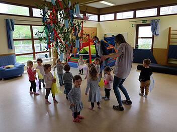 Die Jüngsten aus dem Kinderhaus "Unterm Regenbogen" tanzten um den Willkommensbaum.  Foto: Philipp Bauernschubert